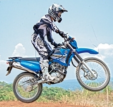 xtz125-riding_jump
