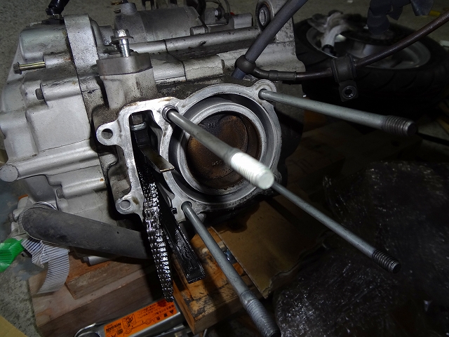 ②sym RV125エンジンを分解（エンジンオイルに冷却水混じる）｜バイク